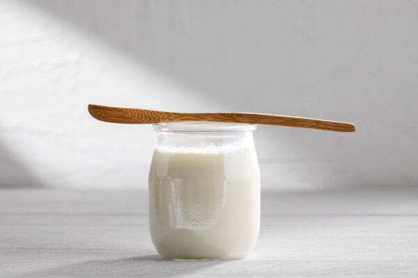 Největší environmentální dopad má jogurt balený v jednorázovém skleněném obalu